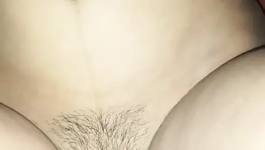 Üvey kız arkadaşının kızıyla seks yaptı - Hintçe ses, eğlence dolu sikiş.