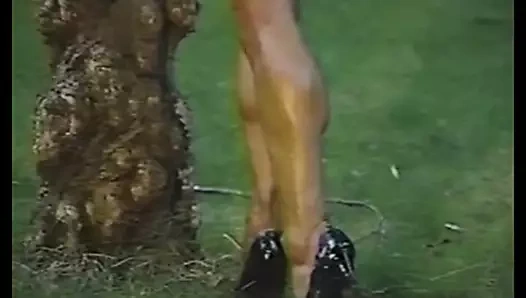 Joanne mccartney - çimenlerin üzerinde çok seksi beyaz mini etek