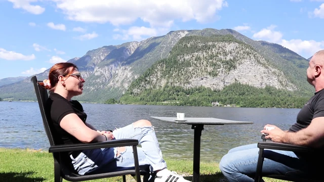 Hallstatt'ta bir yabancıyı sikiyor: balkon striptizi ve ham otel kullanımı - derin yutma finişi