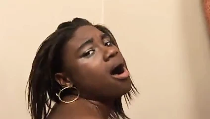 siyah kız alır onu göğüsler kremalı sonra emme ve sürme beyaz dick