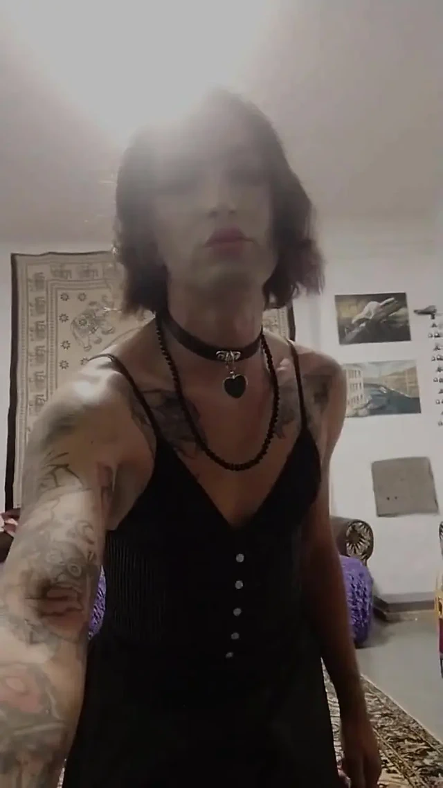 Eşcinsel kadın kılıklı puta