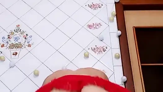 Evde mutfakta bir ninenin ateşli flörtü ve kadın mastürbasyonu