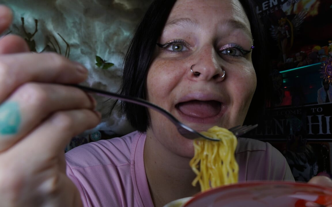 Dani takma olmadan ramen yiyor