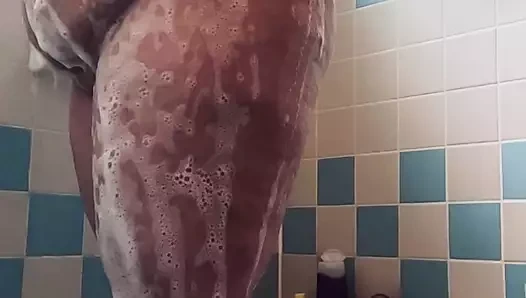 Doğal memeli tombul beyaz eski kız arkadaş duş alıyor