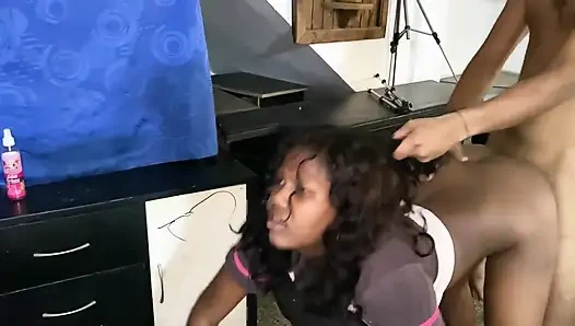 Üvey kızımı odasında yalnız olduğu için sikiyorum