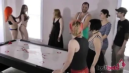 Aubrey, belle, cherry ve devon p1 ile striptiz hava hokeyi