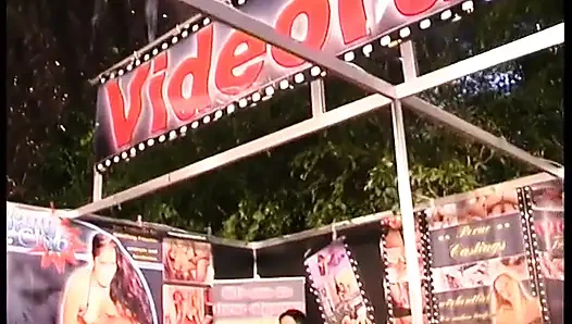 Bir fuarda kremalı pasta şekeri