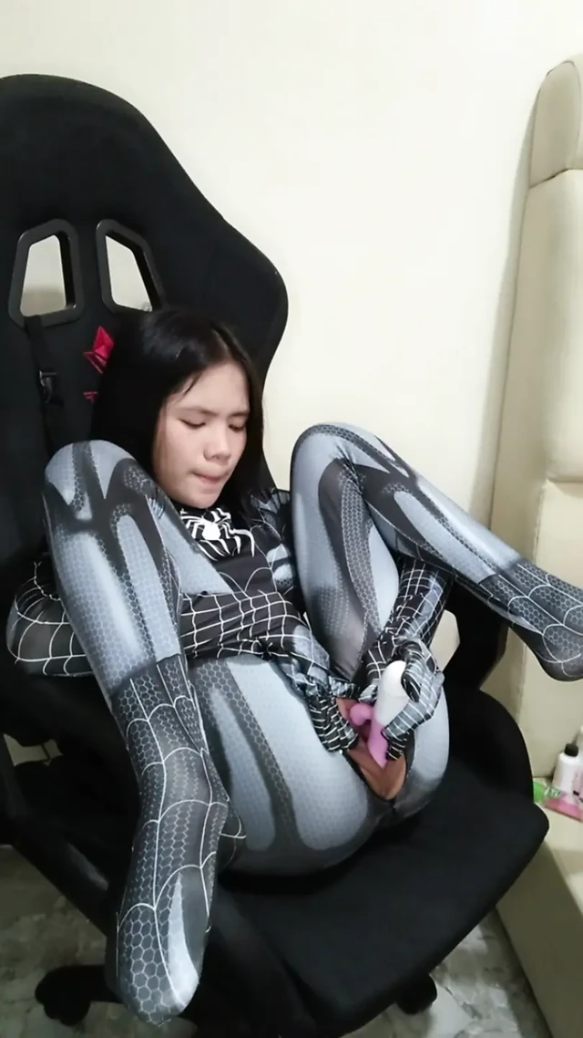 Siyah örümcek kız dildo kullanarak parmak kullanmayı öğrendi
