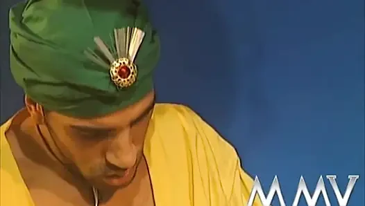 Sarışın melek iki Arap adam tarafından iki kez sikiliyor