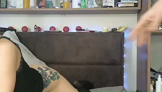 Orta yaşlı seksi kadın seksi sigara içerken sert sikişiyor