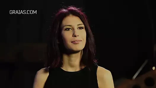 Redhead ciddi bir şekilde kalçalarını kamçıladı