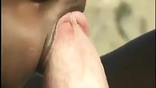 İki çılgın hatun teknede beyaz yarağı paylaşmayı seviyor