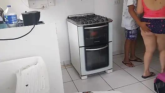 Yaramaz sarışın sevgilileri için serbest bırakıyor.