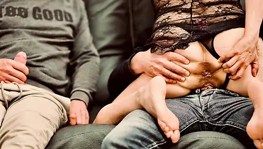 Kocamın bir arkadaşının önünde fahişe gibi gösteriş yapıyorum ve sikilmemi izliyor. Sizin için fotoğraf slayt gösterisi