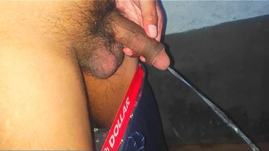 Ateşli Hintli köylü adam tam akışlı nefis yarakla işiyor