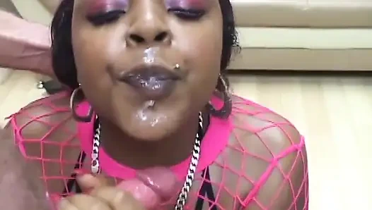 Siyah ve beyaz yarak emiyor amcık sikişiyor üçlü seks