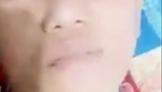 Asyalı Kız Vajinasını Ve Büyük Göğüslerini Gösteriyor