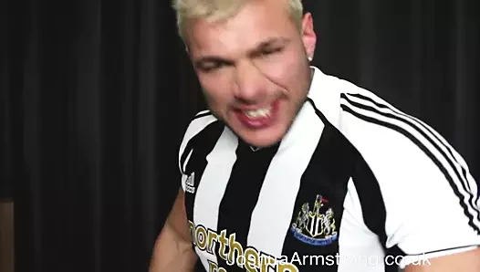 Futbol hayranı yarak okşuyor