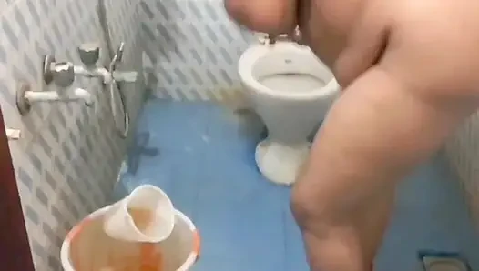 Hintli tamil iri güzel evli kadın Maya seks sonrası çıplak banyo yıkama ve yavaş sari giyinirken azdırıyor