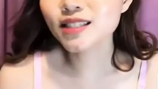 Asya kız arkadaş gösteri göğüsler