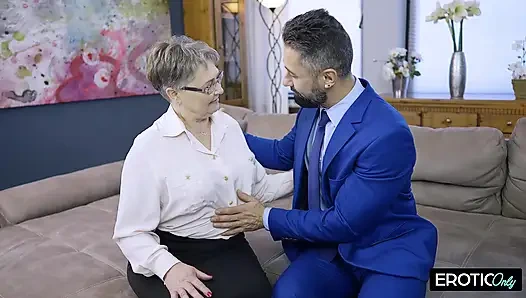 Büyükanne Ilse 20 yaşındaki biri kadar ateşli, genç Arap aygırı tombul vücudunu seviyor