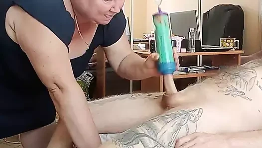 Kayınvalidem boşalana kadar sikimi sıvazlıyor