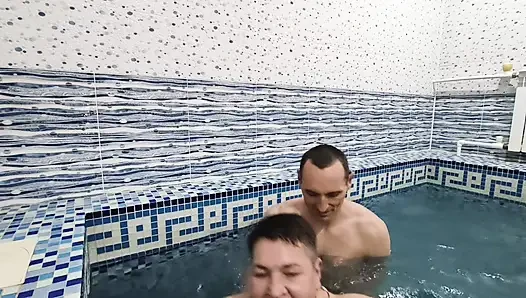 Секс в бассейне