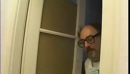 Kısa saçlı bebek, vücudunu bir erkek hemşire tarafından yıkandıktan sonra onun kedi sert dövülerek alır