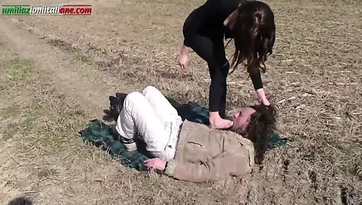 Anna ile ülkede - ayak yalama