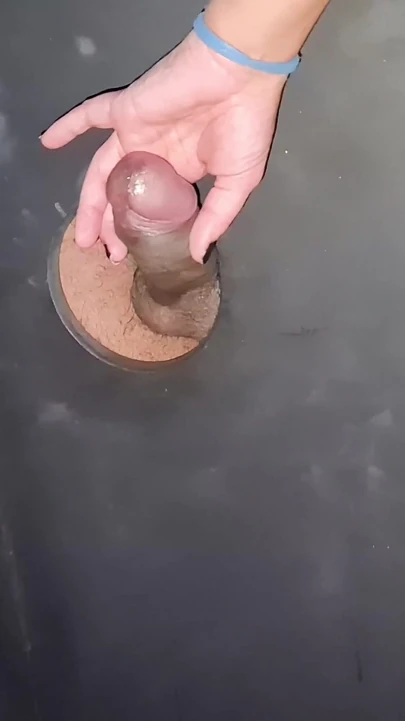 Cuckold Koca, Eşini Gloryhole'a Götürür Ve Yaramaz Kız Birçok Yabancıyla Sevişir.