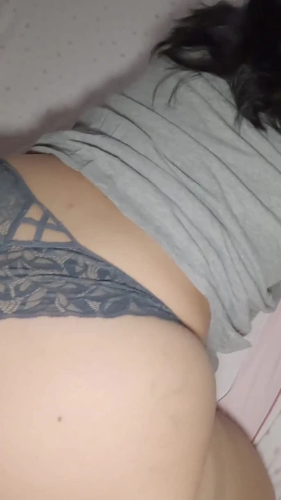 Эмоциональный момент из "Я застукаю мою возбужденную сводную сестру за просмотром порно и в конечном итоге трахает ее, чтобы она могла получить оргазм"