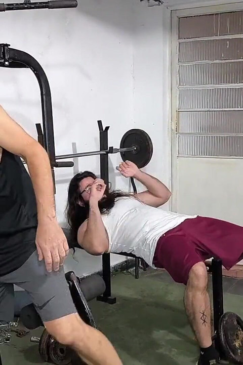 Opaidocarmona ve arkadaşı, spor salonundaki bir kardeşlikte