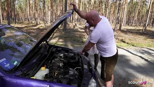 Minyon Alman gözlüklü kız tinyemily araba arızasıyla ilgili yardım için yabancıyla sikişiyor