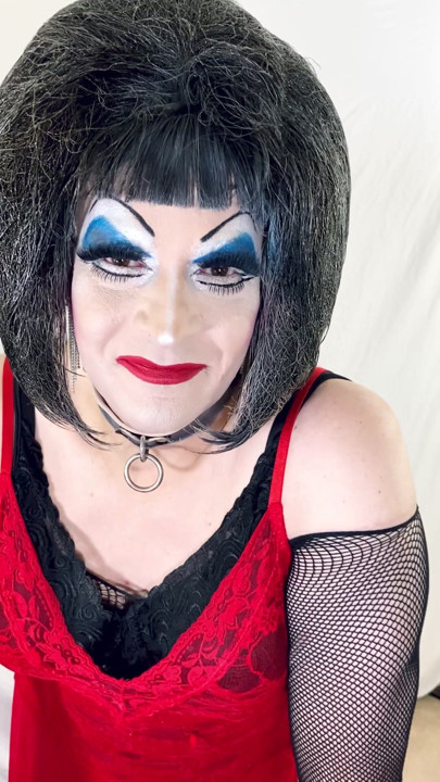 Ağır makyajlı Drag Queen sissy'nin bir erkeğe ihtiyacı var....