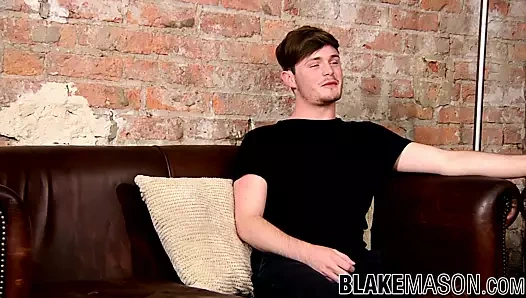 Tatlı ve seksi Galli adam onun horoz ve yağ ile eğleniyor