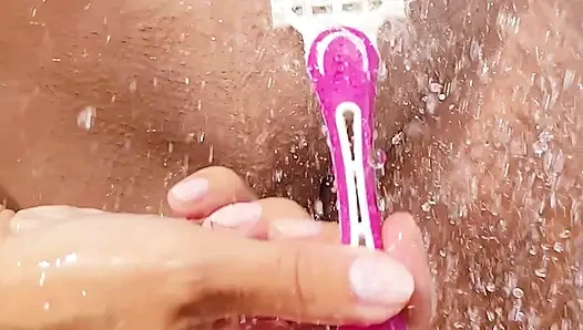 Büyük memeli orta yaşlı seksi kadın dışarıda duş alıyor ve amını tıraş ediyor