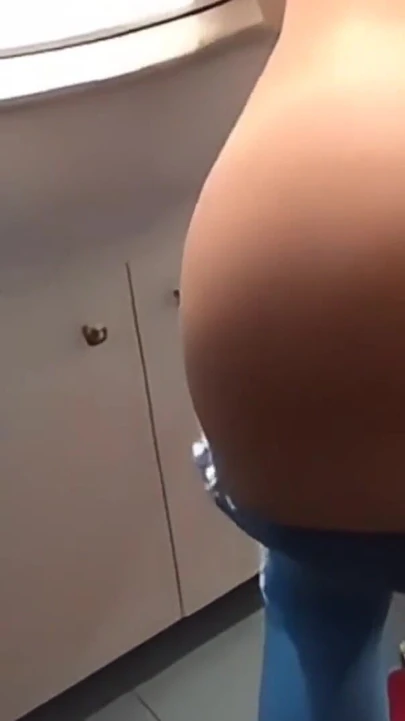 Сногсшибательный момент из "Я пришла к моей сводной сестре в ванной"