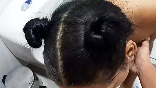 Azgın kuzenim sikimi emmek için duşa giriyor.