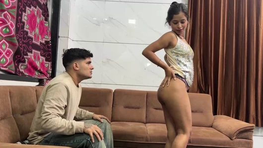 Hintli model üvey erkek kardeşle dans ediyor softcore seks büyük yarak ağzına boşalma