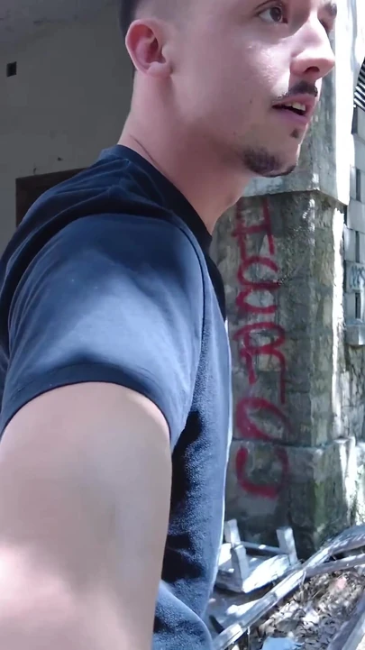 Испанскую тинку Massy Sweet трахает Yeri в заброшенной больнице