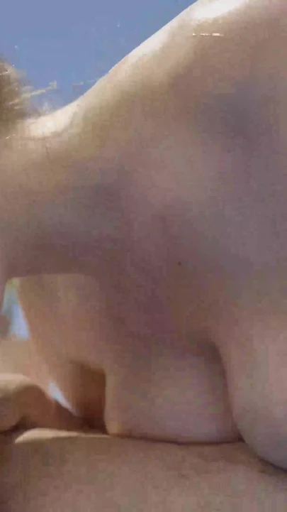 Havuz başında azgın ve büyük bir yarak tarafından ziyaret ediliyor