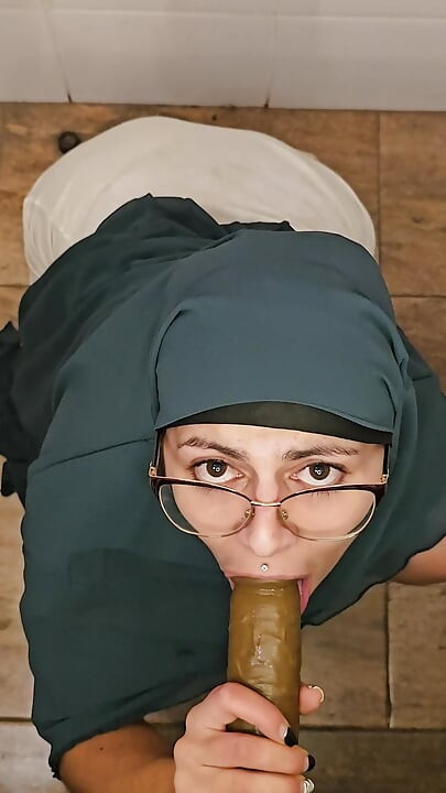 Bakış açısı büyük zenci yarağını emiyor dildo mia niqab
