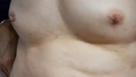 lanet karısı ve bakıyor ona küçük göğüsleri