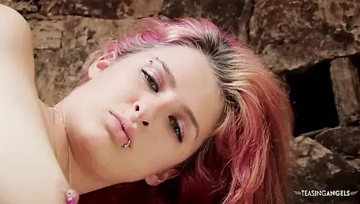 Pembe saçlı güzellik amını siktiriyor ve yalatıyor