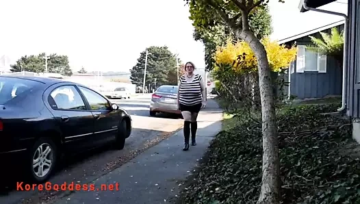 Onun büyük göğüsleri üzerinde sıkı giysiler üzerinde çalışıyor