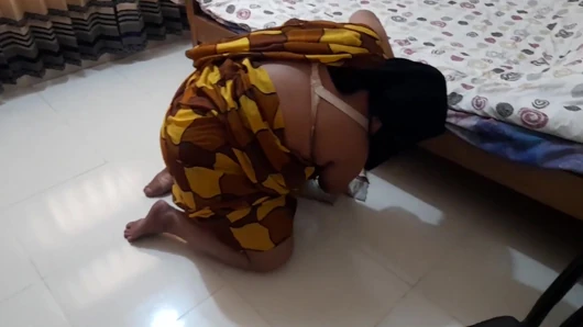 35 yaşındaki Gujarati hizmetçi temizlik yaparken yatağın altında sıkışıyor sonra bir adam arkadan sert sikişiyor - Hintçe seks