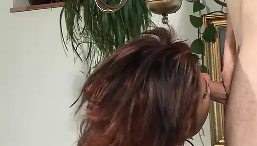 Alman ateşli kız masada sakso çekiyor ve sikişiyor