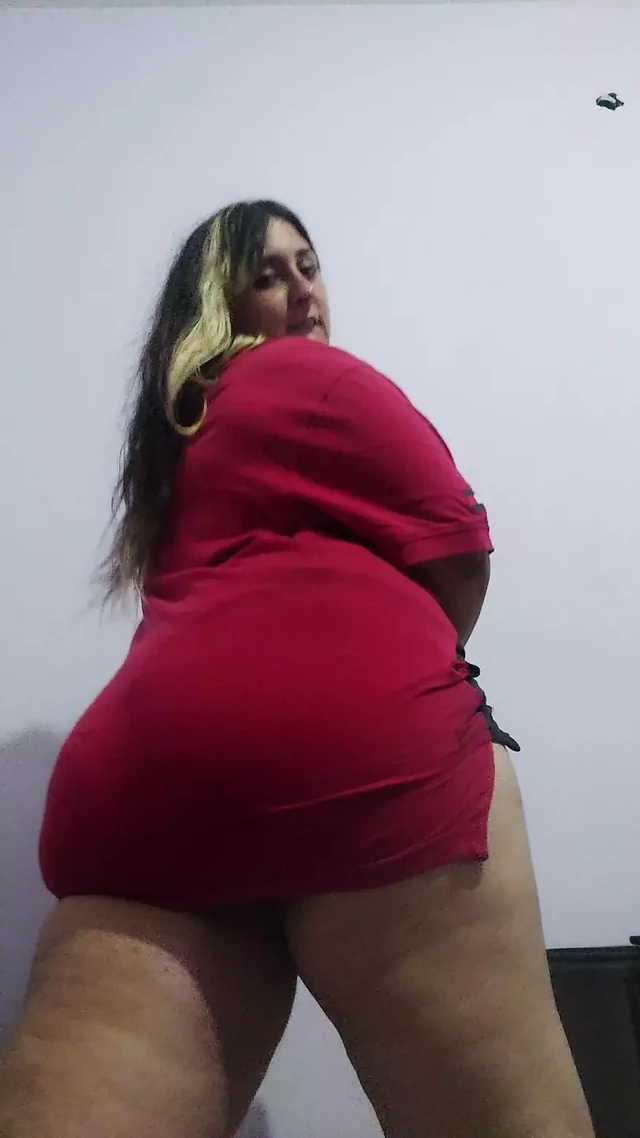Толстушка в бывшей рубашке для шлюшки в интернете