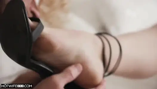 Olive erkek oyuncağıyla muamele görüyor