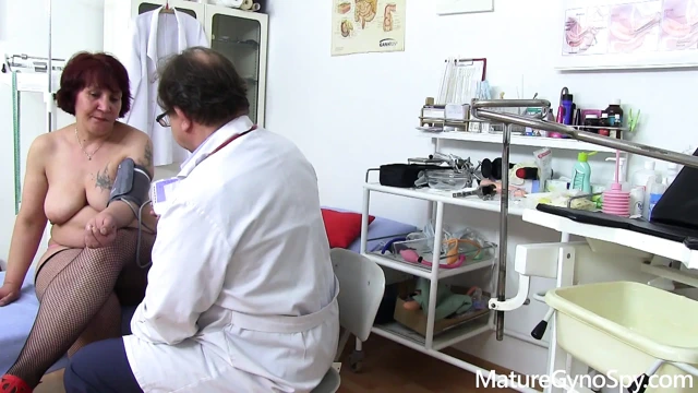 Olgun jinekolog - sapık jinekolog olgun tombul kadın hastasını kameraya kaydediyor